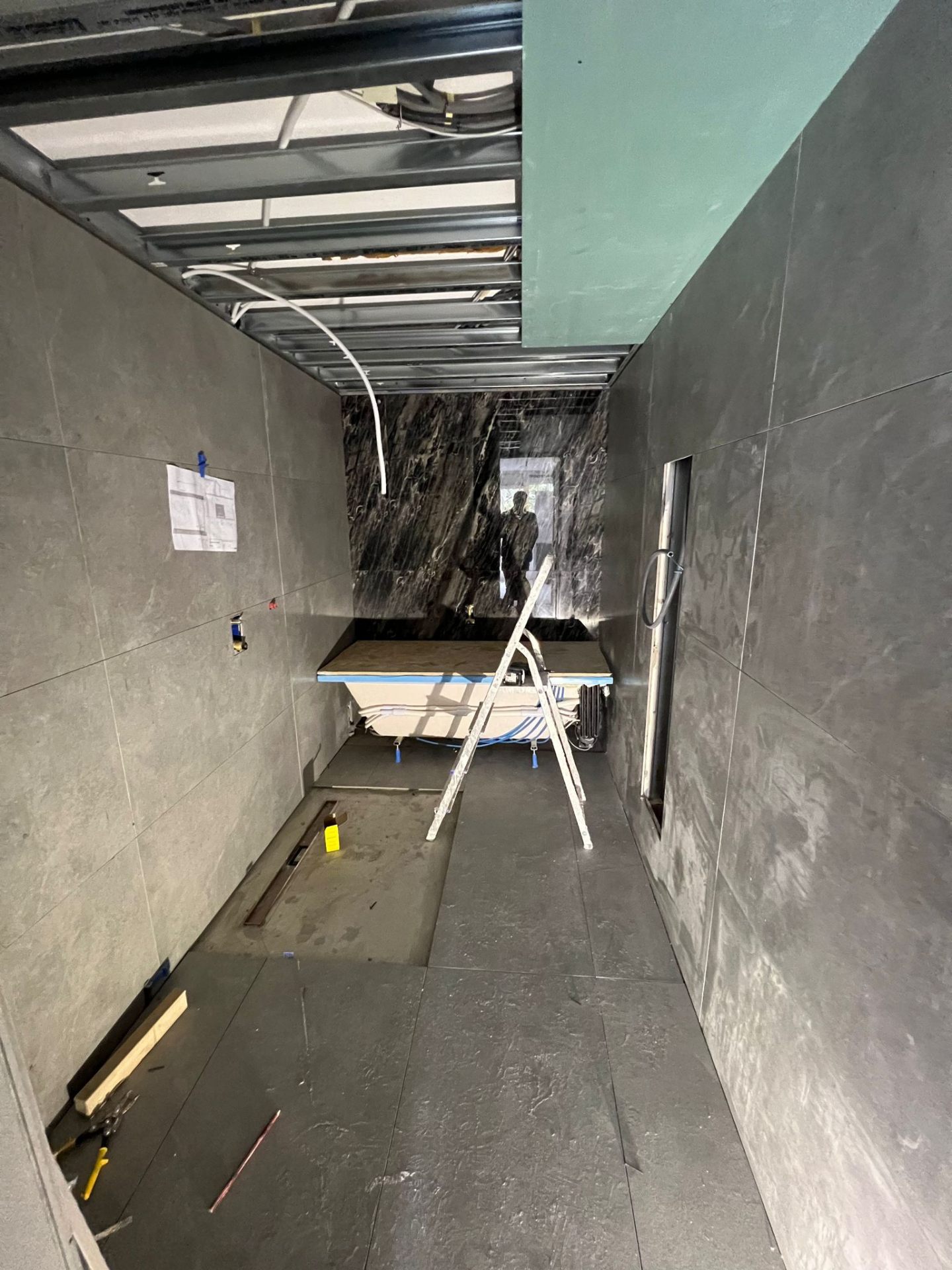 Badkamer in uitvoering met grootformaat tegelwerk en marmer accentwand