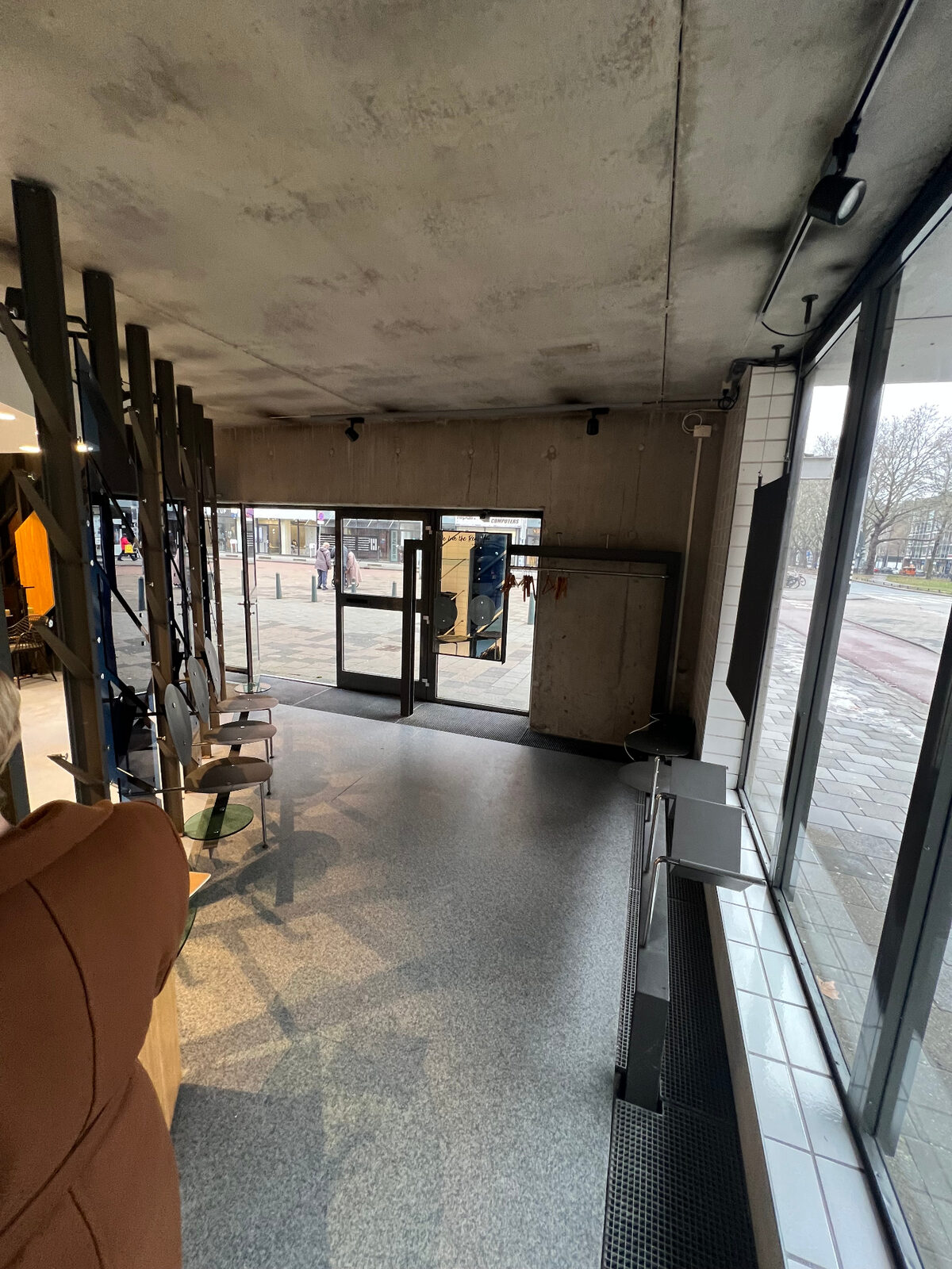 Originele entree van de kioskruimte met onafgewerkt betonplafond