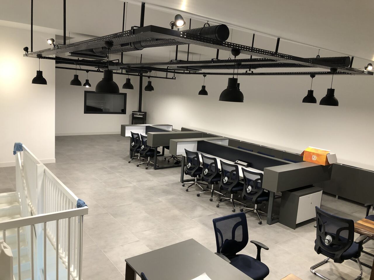 Turnkey kantoor transformatie Rotterdam — open werkvloer met geïntegreerde HVAC en industriële verlichting