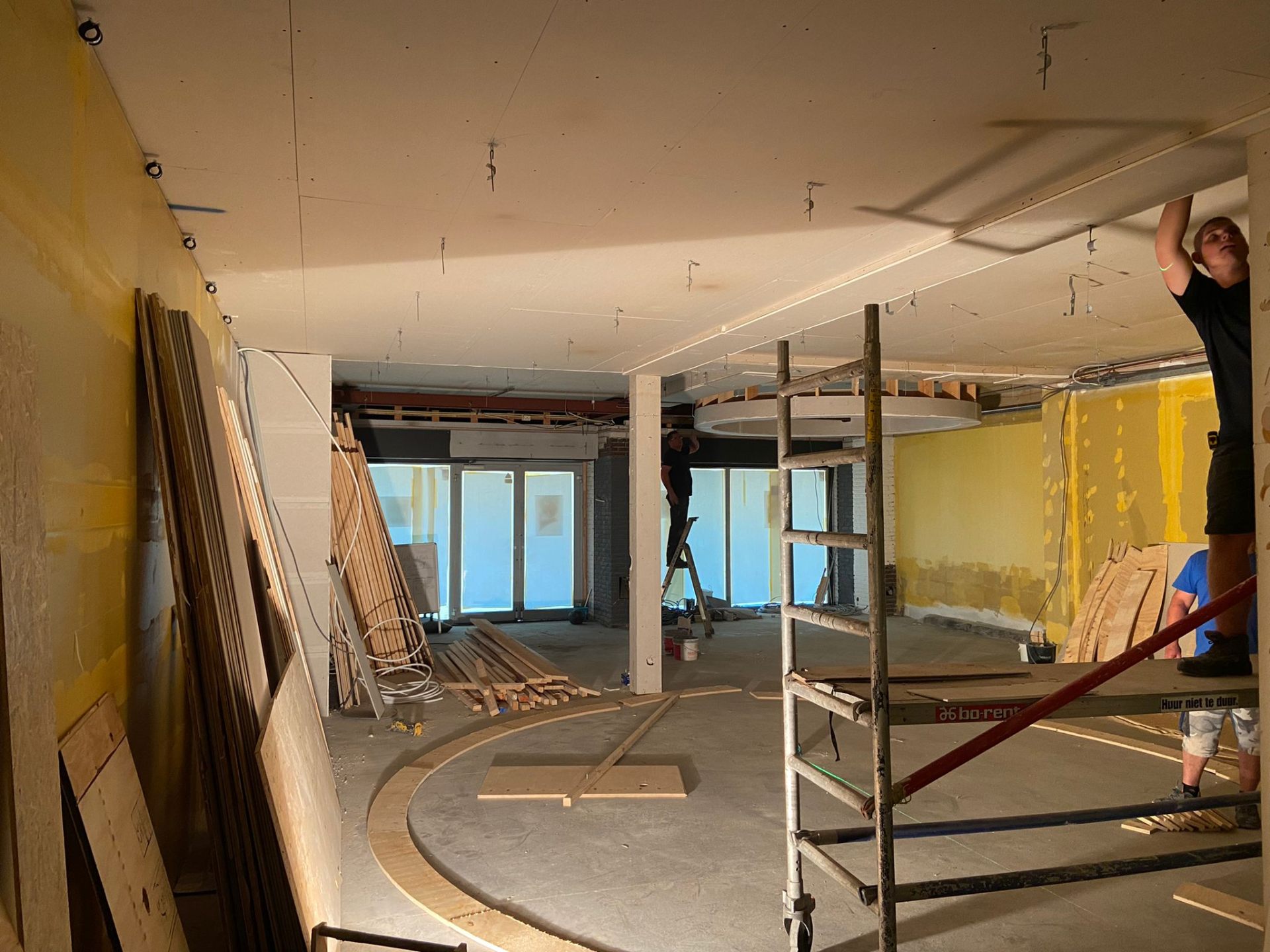 Casco fase — plafondconstructie en houten frame voor gebogen receptie