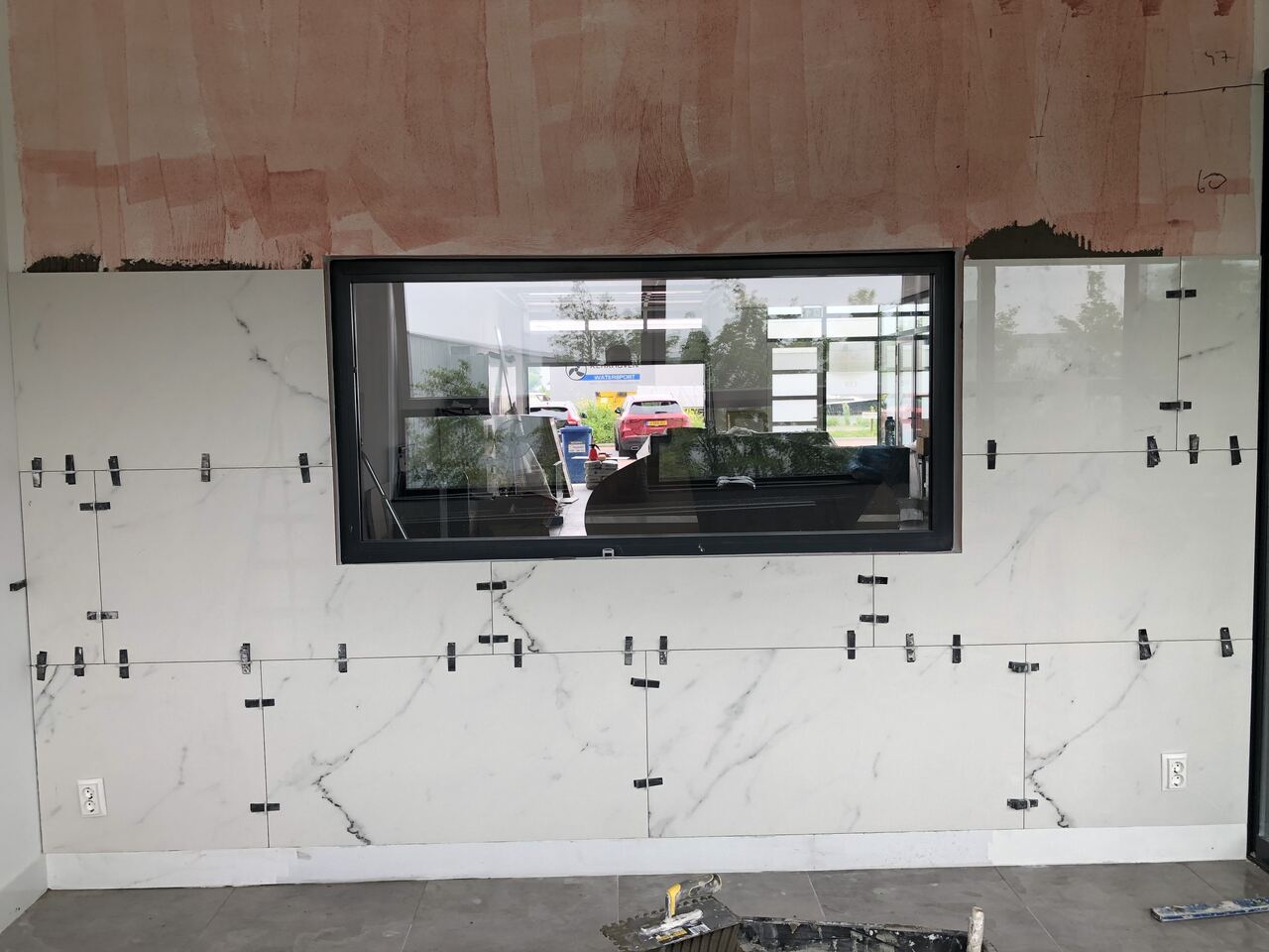 Casco sloop- en constructiewerk — kantoorrenovatie met marmer wandbekleding in installatiefase