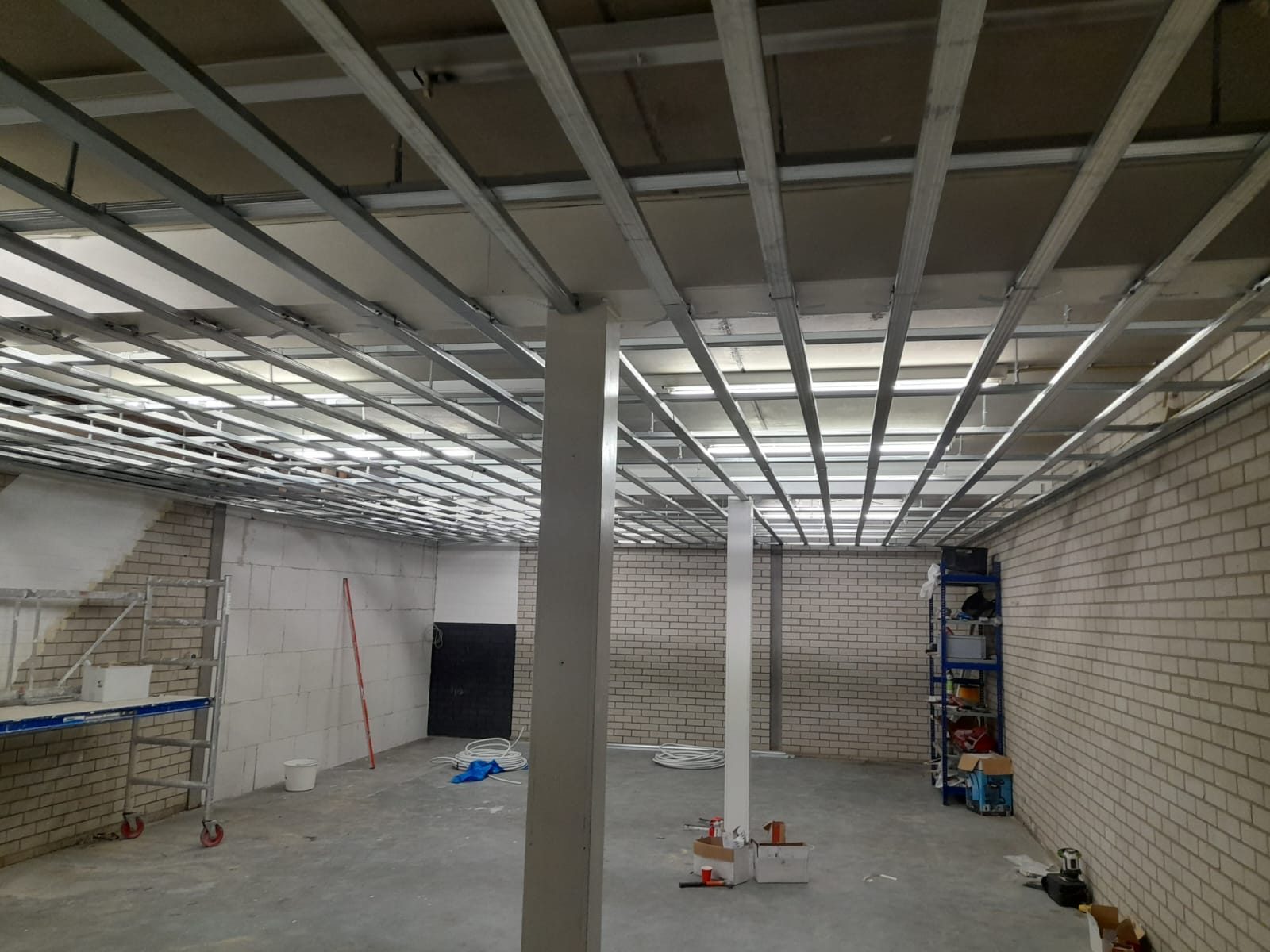 Casco ruimte met stalen plafondframe — Palladium Showroom Zoetermeer