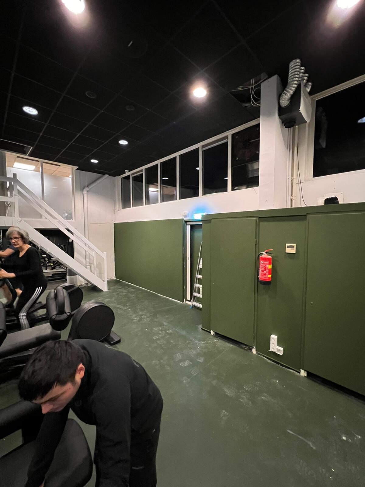 Geïnstalleerde groene scheidingswand met luchtkanaal en flexibele HVAC-buis bovenin