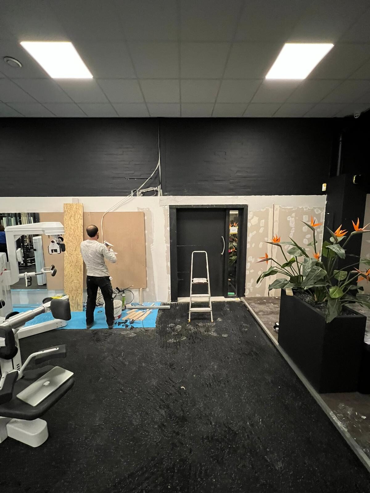 Stuc- en herstelwerk aan een wand bij de receptiezone met deuropening