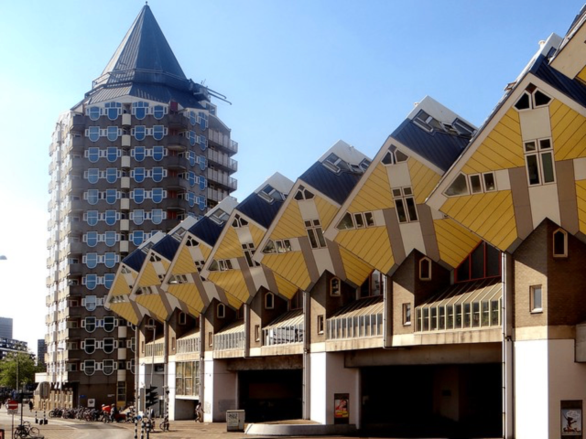 Kubuswoningen en Blaaktoren in Rotterdam — stedelijke context van het appartement