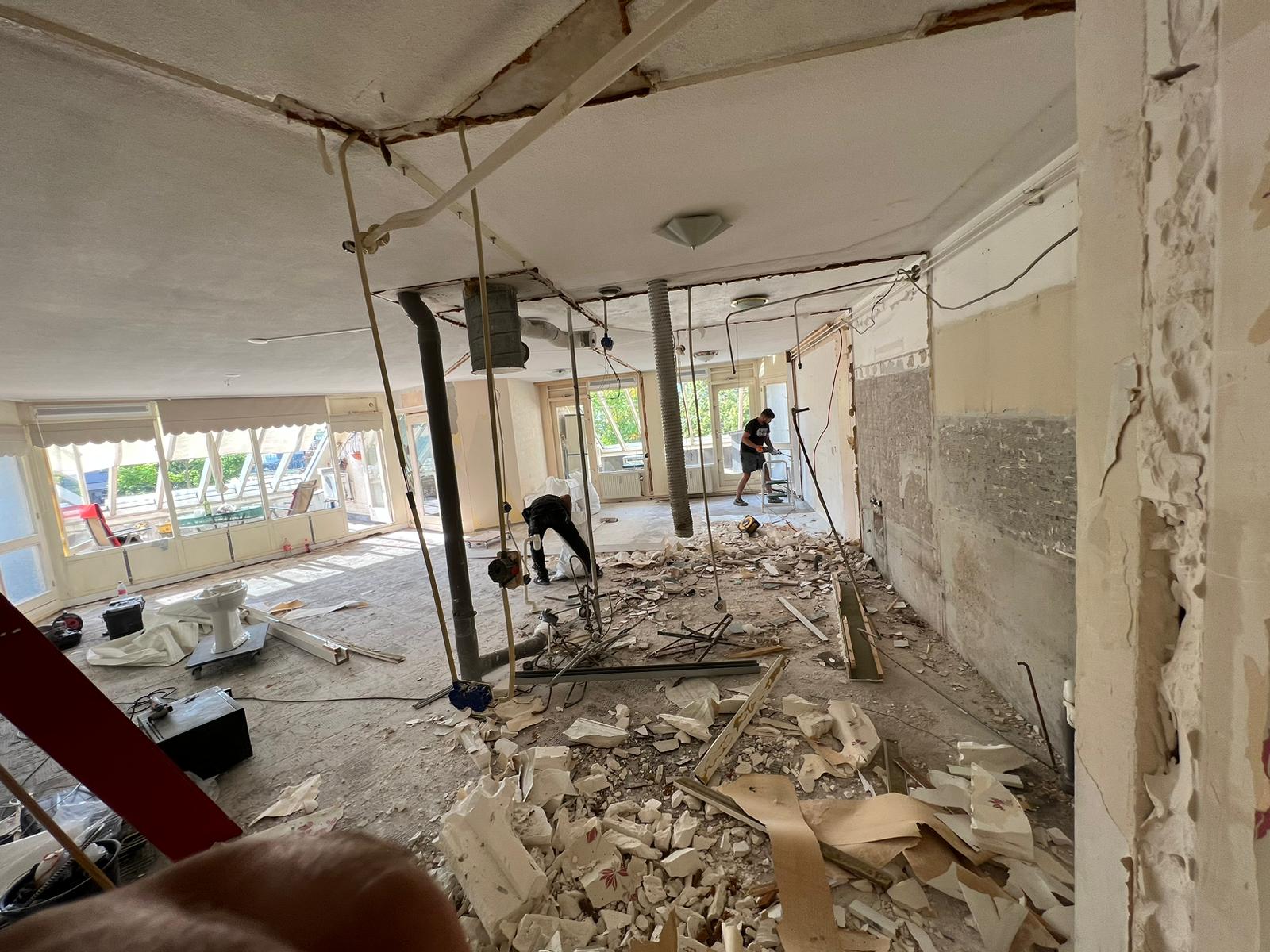 Bouwteam tijdens sloopwerkzaamheden in het appartement