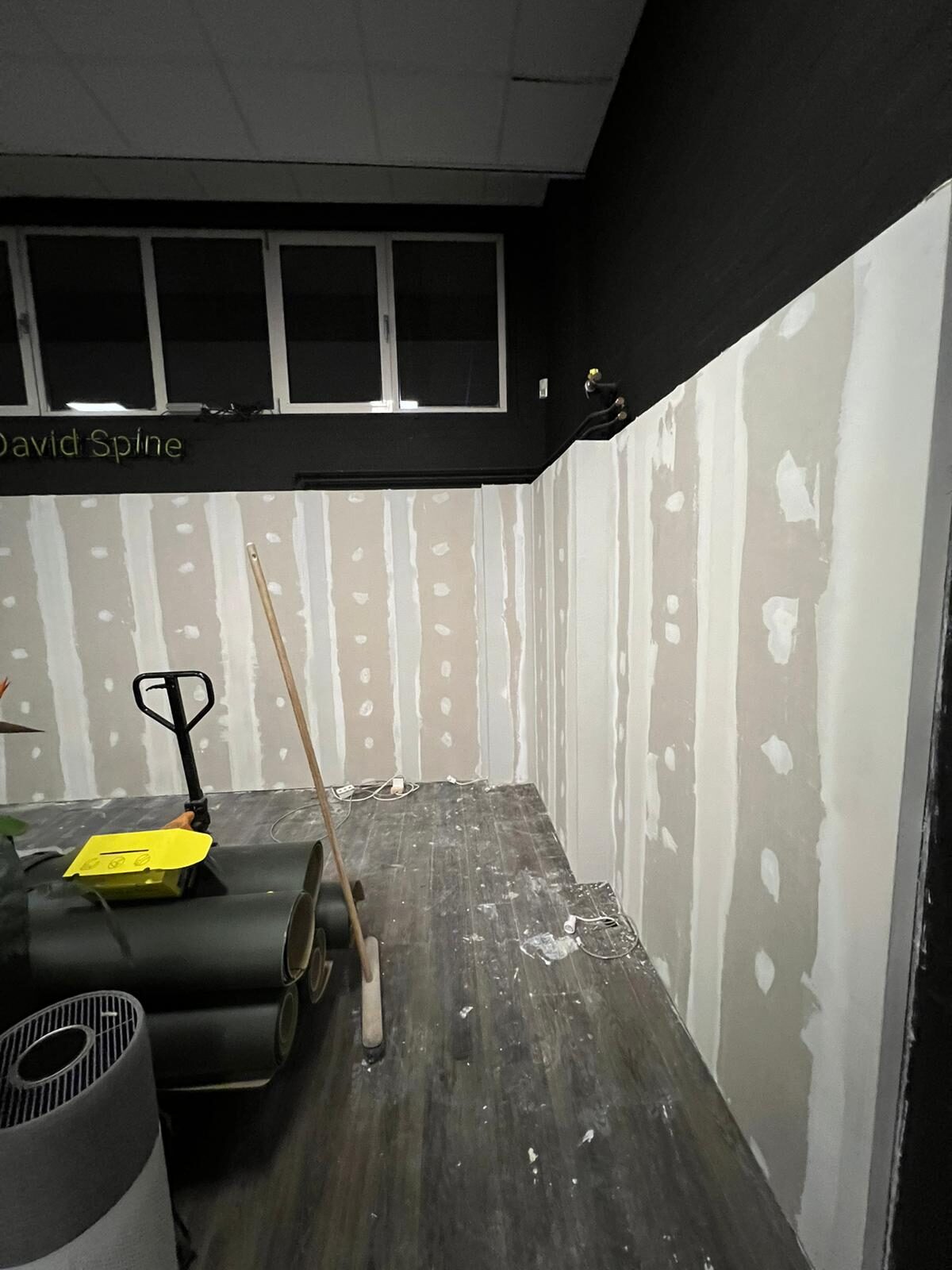 Drywall hoek met zichtbare voegen voor de fysiotherapie-zone