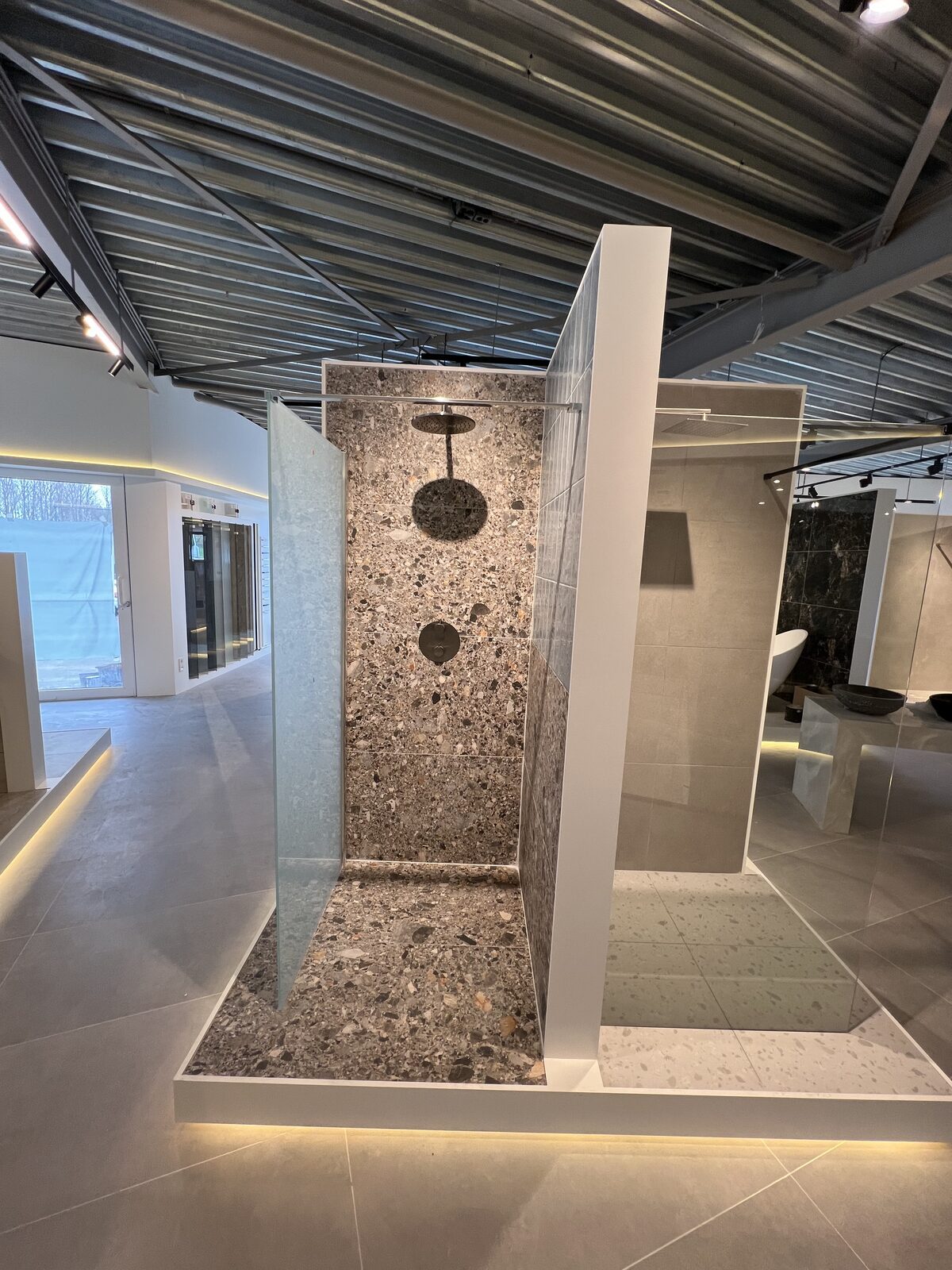 Detail showroom — eilandgroepen in eindresultaat