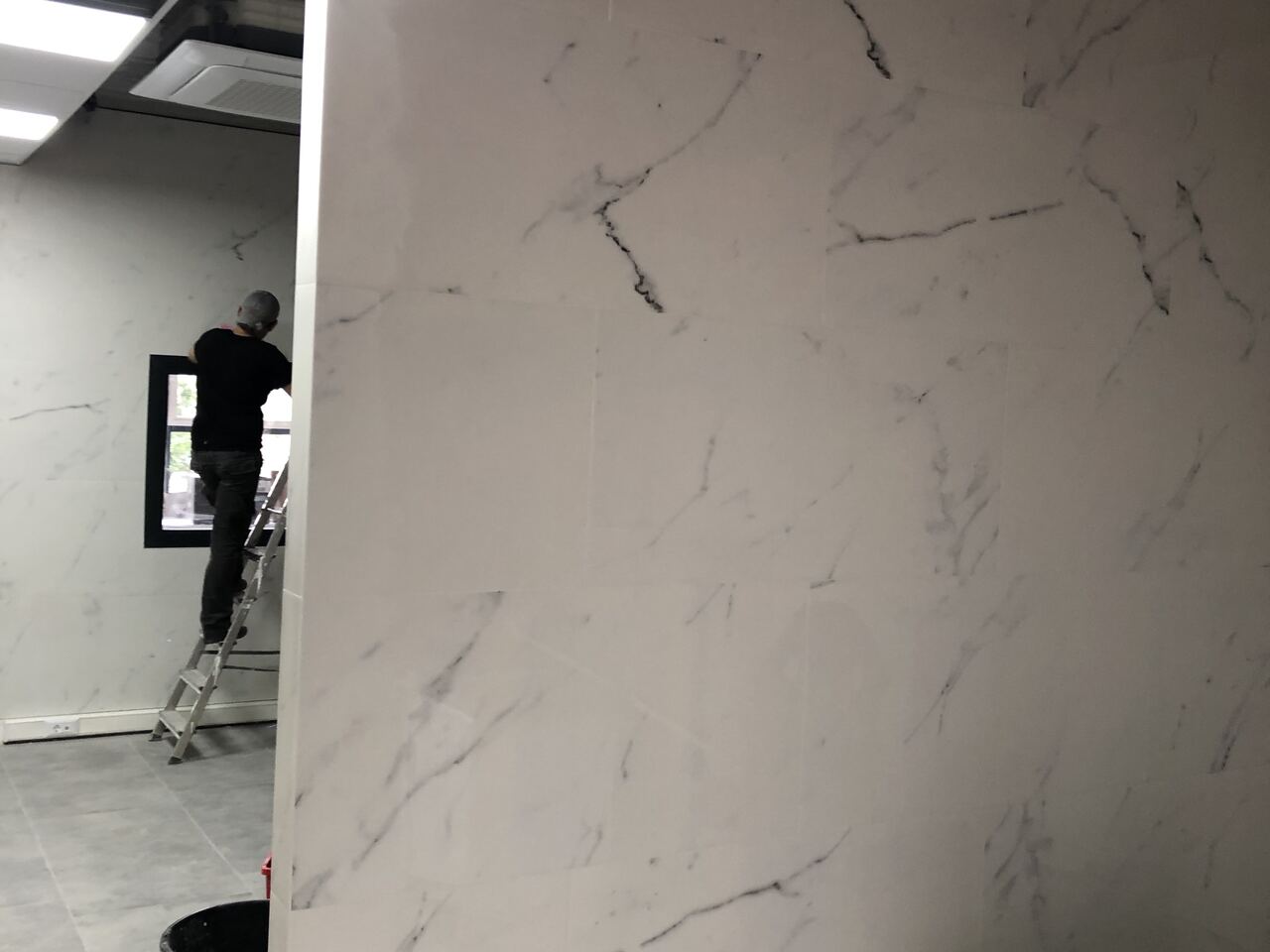 Marmer scheidingswand met geïntegreerde plafond cassette airco unit