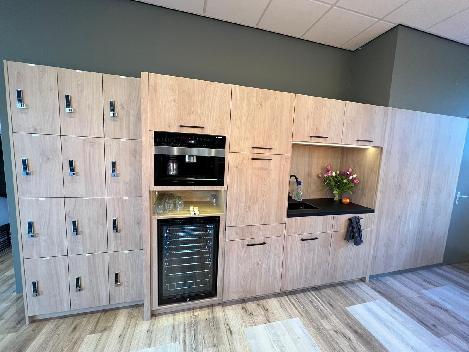 Opgeleverde keuken en lockerwand in eik