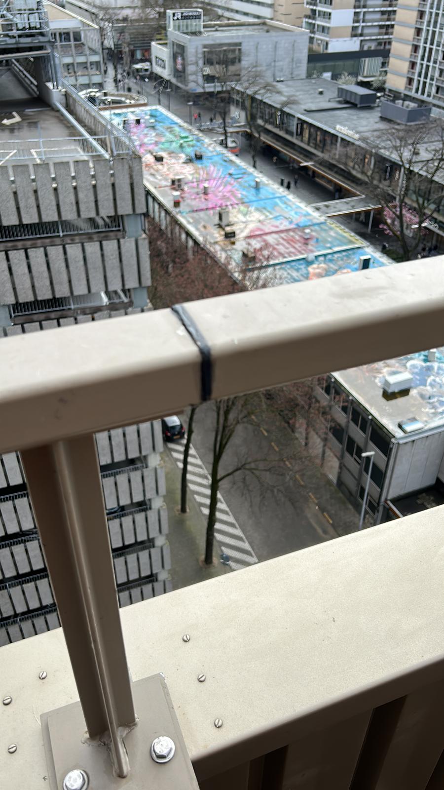 Eindresultaat — afgewerkt valbeveiligingshekwerk in beige op het dakterras