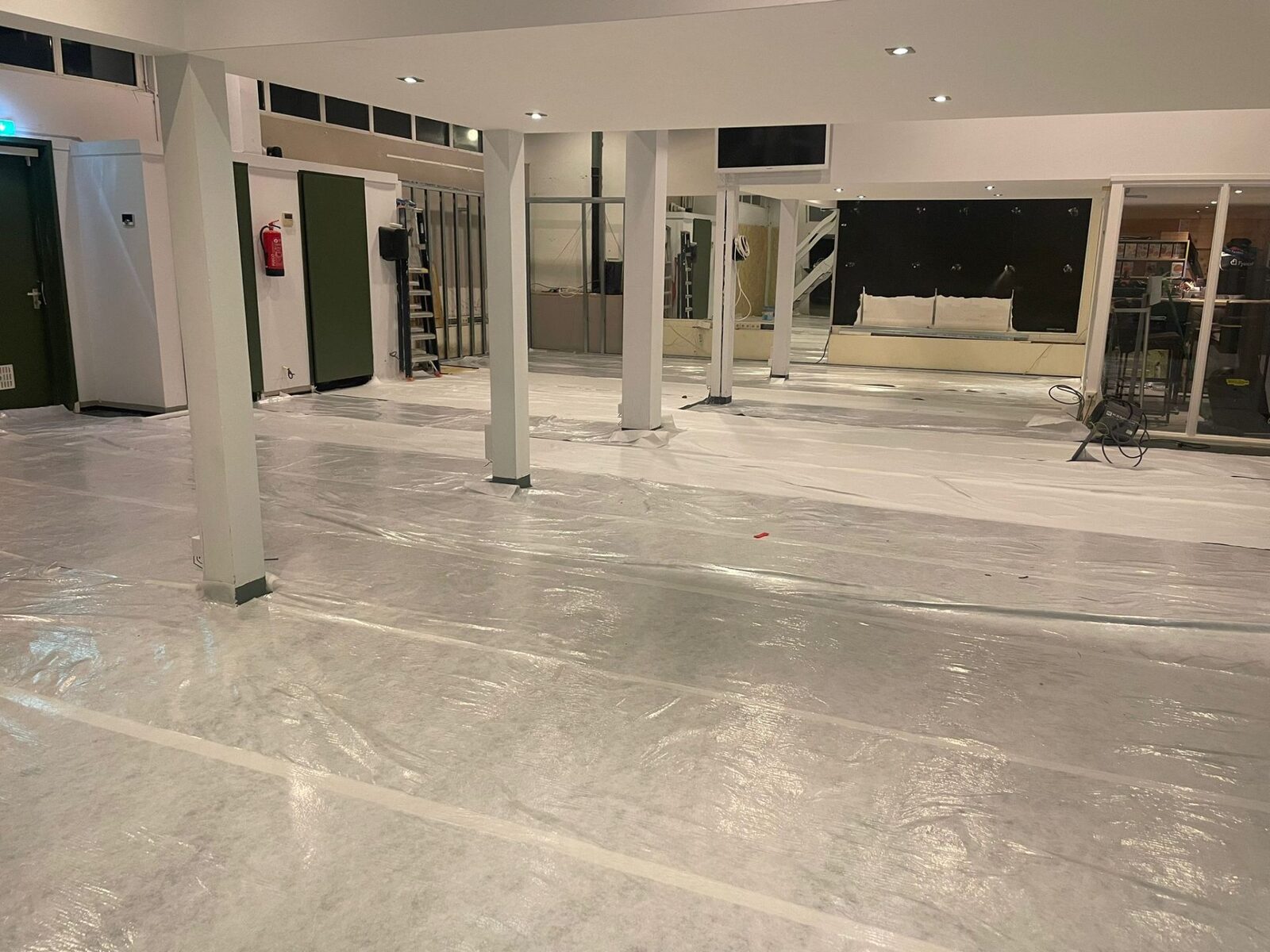 Beschermingsfolie over de complete vloer tijdens afwerkingsfase van de gym
