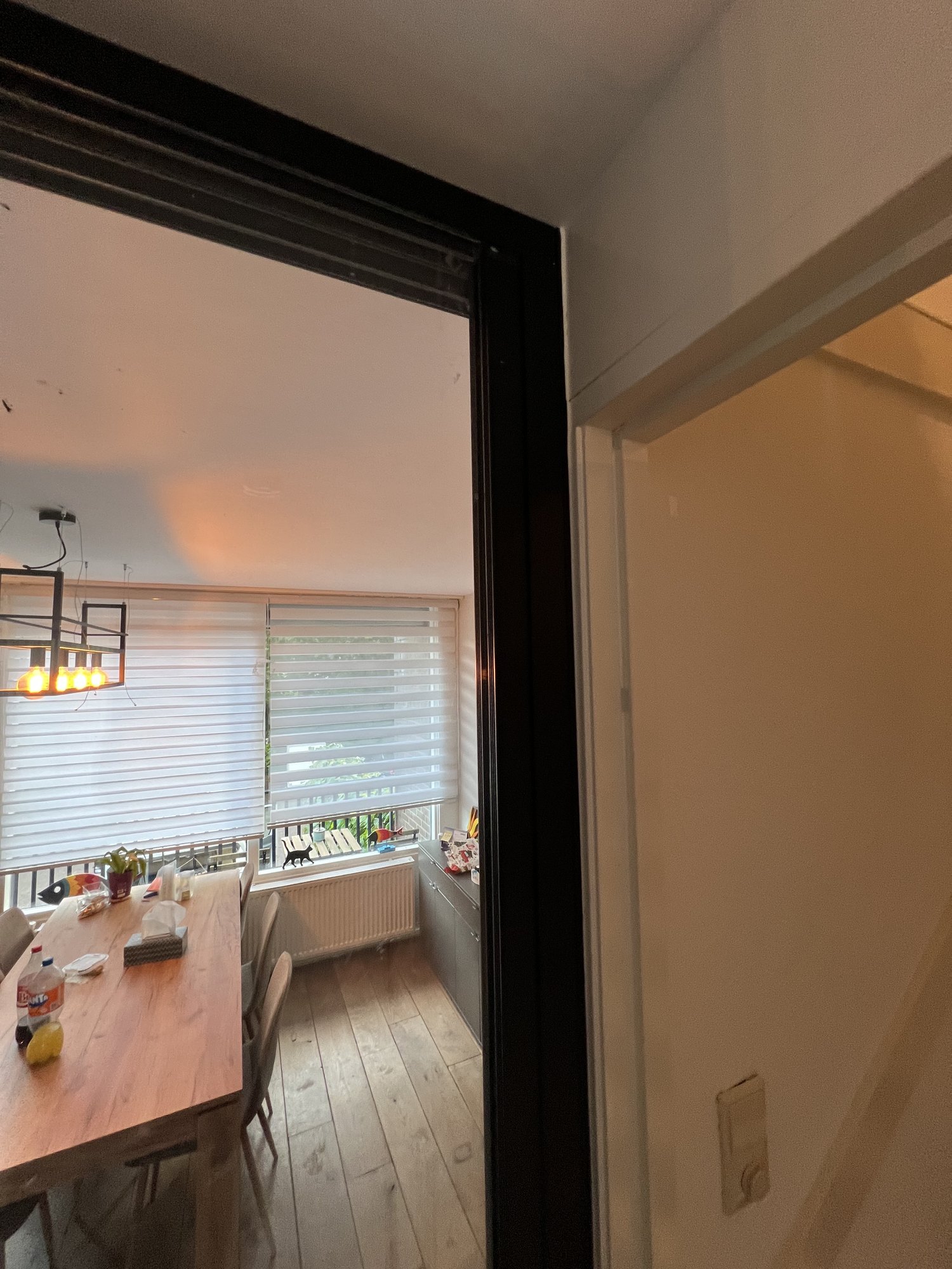 Detail van het zwart gepoedercoate aluminium frame en glasaansluiting