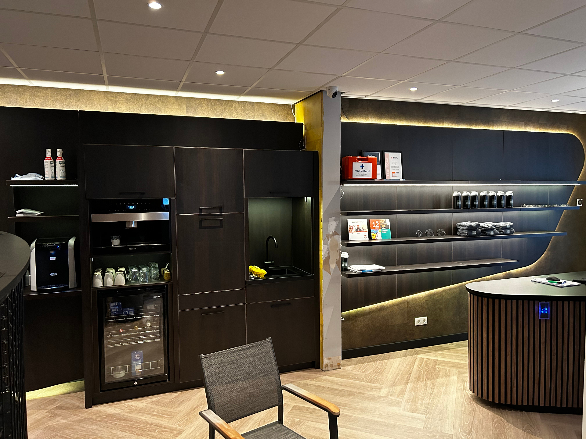 High-end koffie- en service­keuken met Miele-inbouw, wijnkoeler en zwarte fineer­fronten
