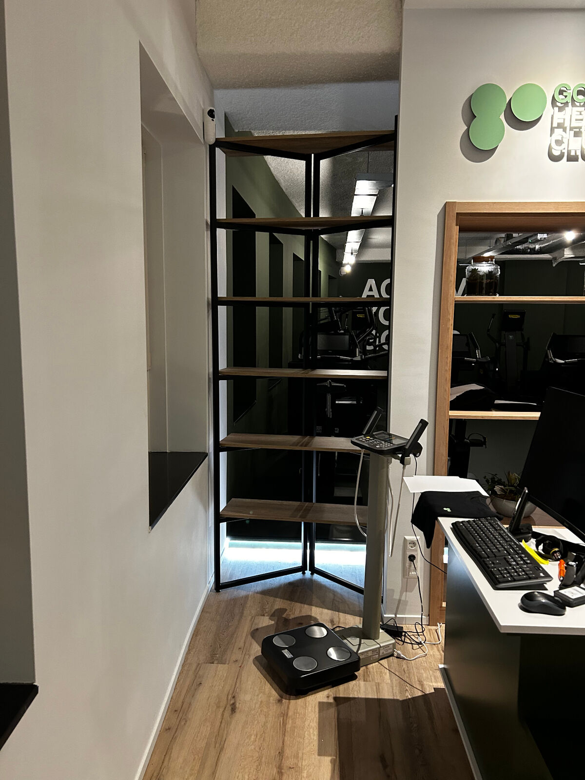 Hoek met meet­apparatuur (lichaams­samenstelling) en hoge zwart-stalen kast