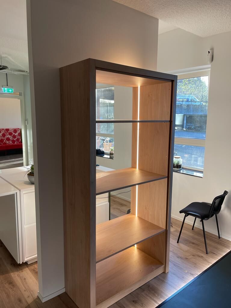 Eiken open displaykast met LED-strips als room-divider naast wachtruimte