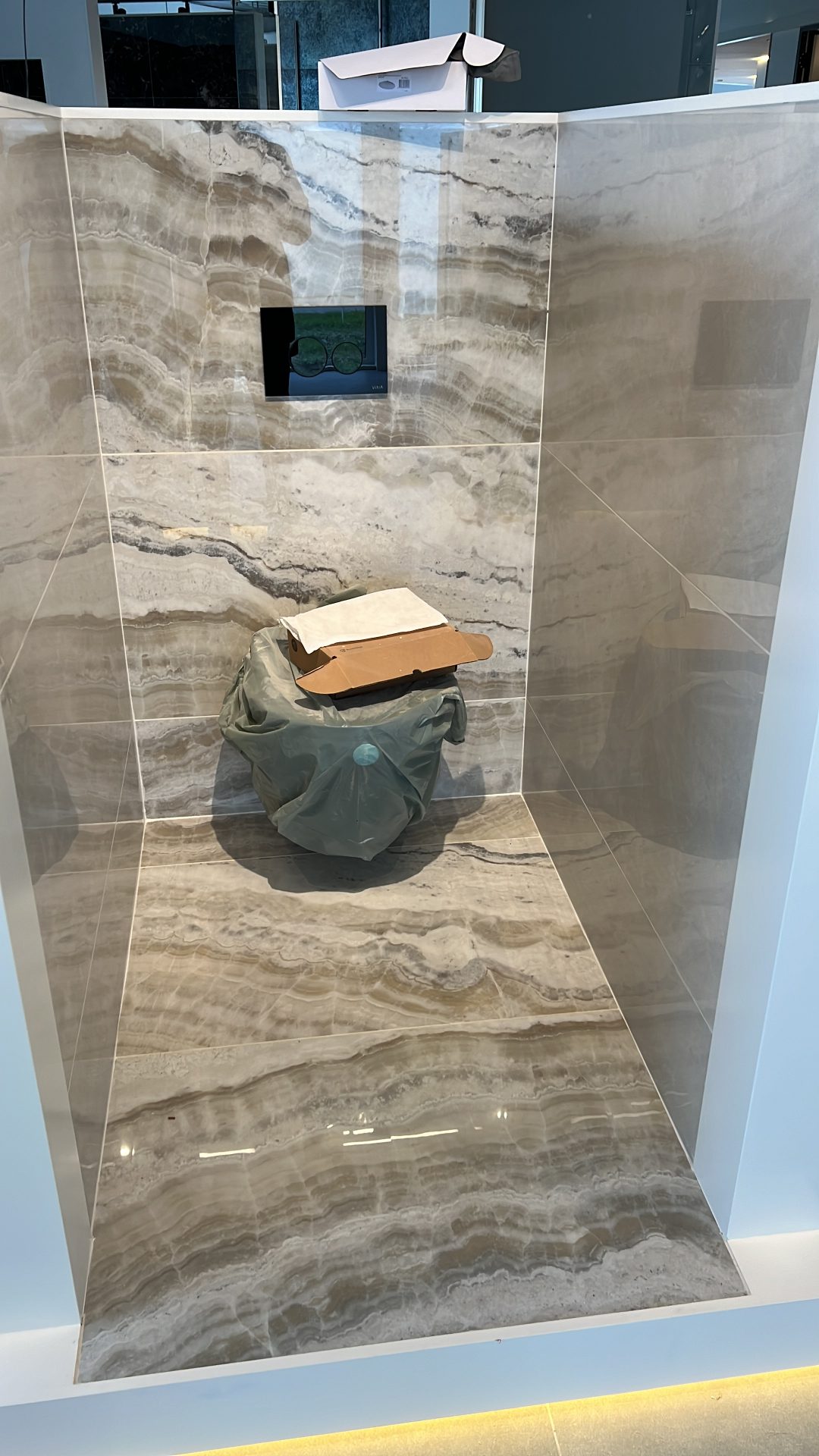 Toilet-island display met onyx-tegelpanelen — Palladium Showroom
