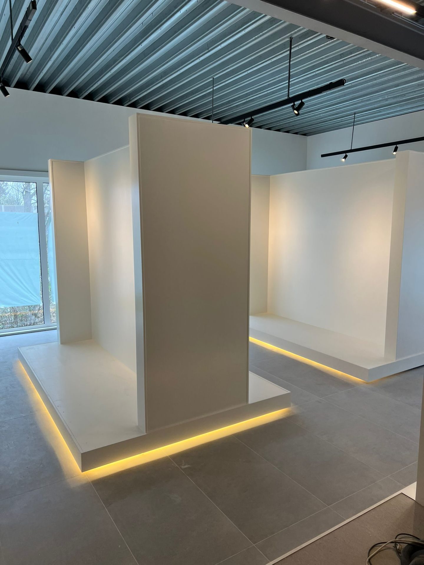 Witte podiumdisplays met geïntegreerde LED uplighters
