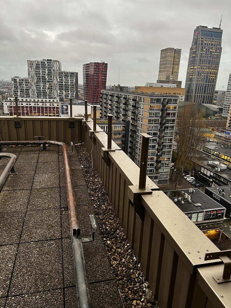 Lange rij staanders langs de borstwering — voortgang van de montage