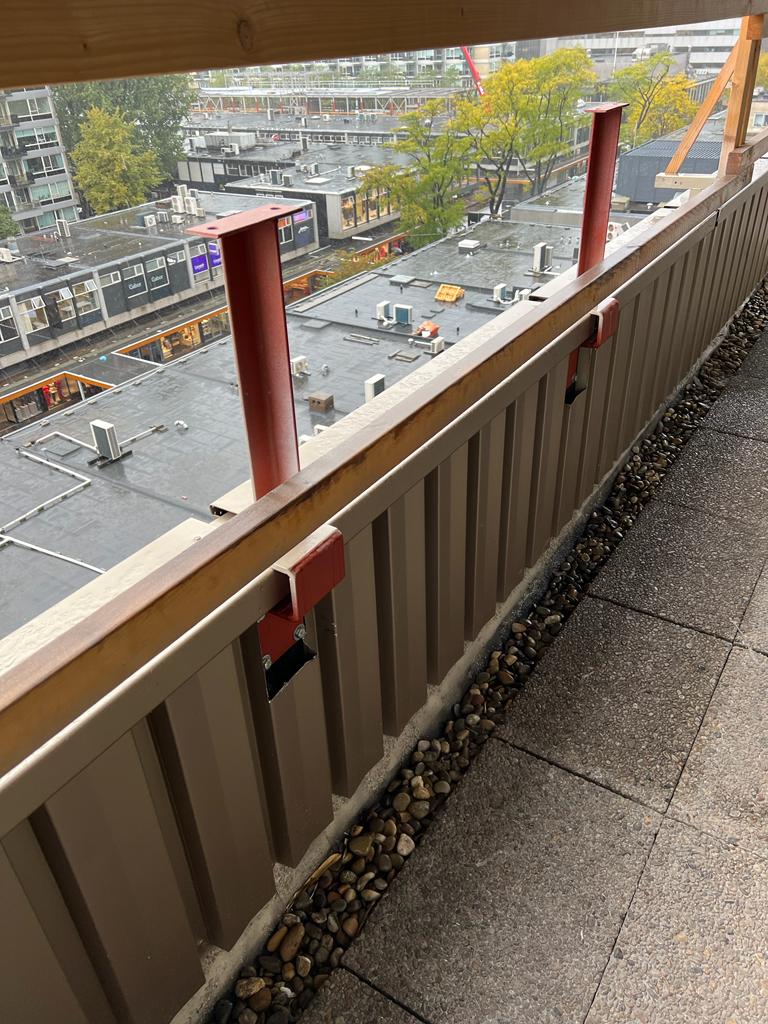 Overzicht — rode staanders gemonteerd door de borstwering