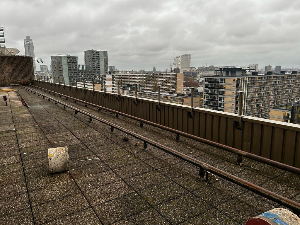 Dakterras met bestaande borstwering vóór montage van de nieuwe valbeveiliging