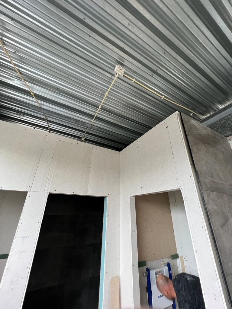 Framing en leidingwerk voor sanitaire zones