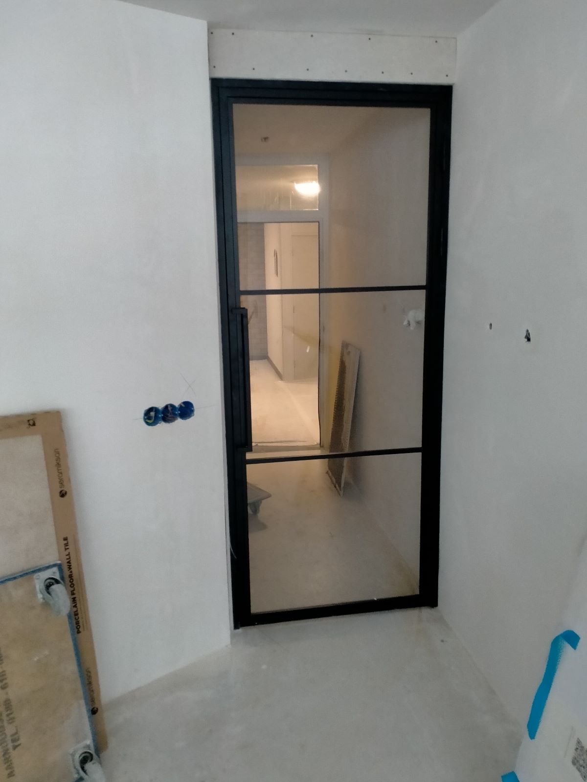 Op maat gemaakte stalen deur met zwart frame en drie glasvlakken