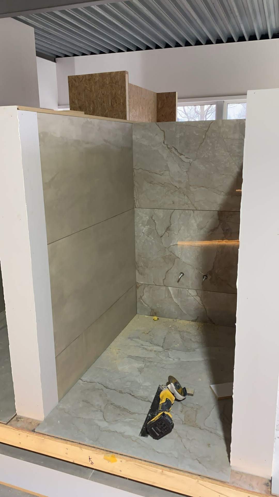 Sanitairdisplay in opbouw met grootformaat tegelpanelen