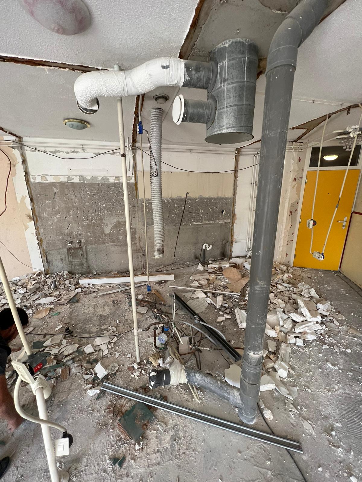 Detail van ventilatiekanalen en leidingdoorvoeren aan het plafond
